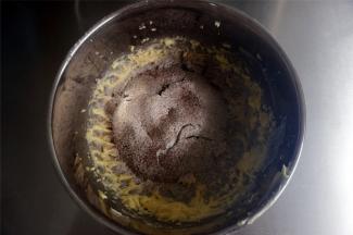 筛入低筋粉和可可粉。