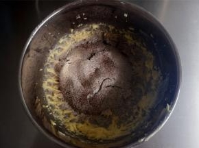 筛入低筋粉和可可粉。