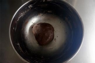 用刮刀翻拌面团至无干粉状态。