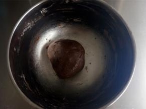 用刮刀翻拌面团至无干粉状态。