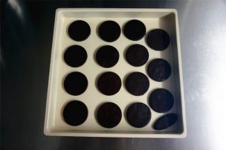 取出冷冻的硬面片，用圆形饼干模具印模，放入烤盘上。放入预热好的烤箱中层170度上下火烘烤15-20分钟（具体根据自家烤箱实际调节）。烤好后，放在冷却架上冷却备用。