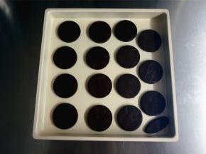 取出冷冻的硬面片，用圆形饼干模具印模，放入烤盘上。放入预热好的烤箱中层170度上下火烘烤15-20分钟（具体根据自家烤箱实际调节）。烤好后，放在冷却架上冷却备用。