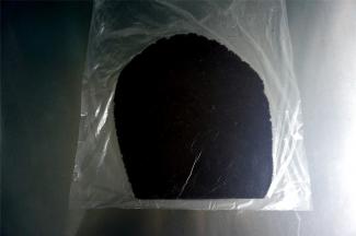 将面团装入保鲜袋，擀开成5或6毫米厚的面片，放入冰箱冷冻15分钟至稍硬状态。