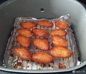 诱人的鸡翅中出锅了