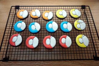 给剩下的空白地方填上彩色糖霜，如图。晾至全干后再下一步。