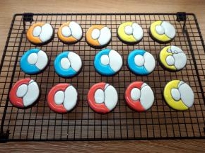 给剩下的空白地方填上彩色糖霜，如图。晾至全干后再下一步。