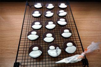 给所有的大白用白色糖霜填上，晾干至7成后再下一步。