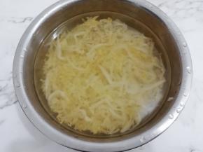 买回来的蔬菜用水多洗几遍，然后浸泡一会儿