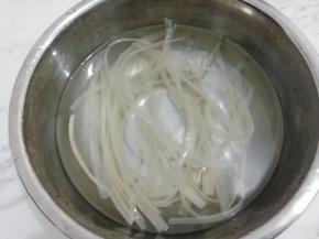 粉条先放入冷水中，浸泡20分钟