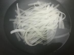 锅中加入适量水烧开后，把粉条放入锅中焯熟