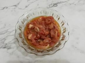 肉洗干净切成片，再切成丝，加入油和生抽搅拌均匀腌制15分钟