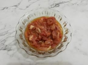 肉洗干净切成片，再切成丝，加入油和生抽搅拌均匀腌制15分钟