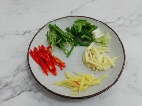 把姜，蒜，辣椒切成丝