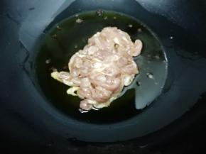 把腌制好的肉放入锅中，迅速的划开炒到肉丝变色