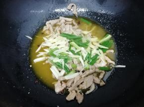 加入葱姜蒜翻炒出香味