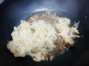 在加入酸菜翻炒到快熟
