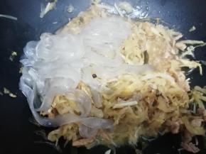 再把焯熟的粉放入锅中翻炒雕刻