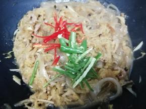 霞后加入青红辣椒翻炒均匀，即可关火出锅