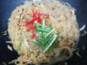 霞后加入青红辣椒翻炒均匀，即可关火出锅
