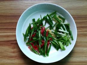 青红椒切丝；蒜拍碎，葱切段