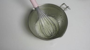 轻轻搅散，注意不要打发蛋清