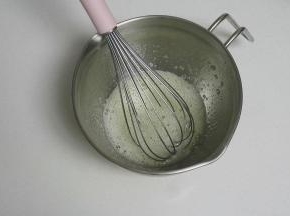 轻轻搅散，注意不要打发蛋清