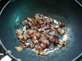热锅，先把腊肉煎炒一会出油变透明