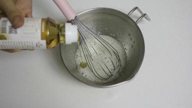 然后加入转化糖浆，继续搅拌均匀