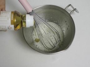 然后加入转化糖浆，继续搅拌均匀