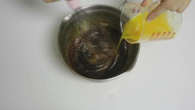 加入融化的黄油，搅拌均匀