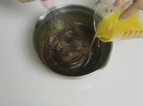 加入融化的黄油，搅拌均匀
