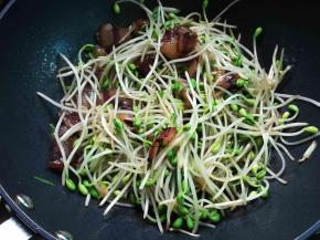 加盐、酱油调味炒均匀