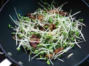 加入豆芽翻炒至软