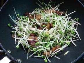加入豆芽翻炒至软