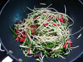 加入青红椒略炒就可以出锅