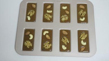 最后摆上坚果，放入烤箱中层190度烘烤12-13分钟左右