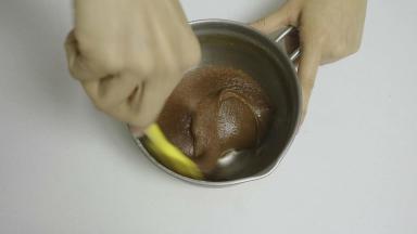 盖上保鲜膜，放入冰箱冷藏一小时左右，最后质地会变浓稠