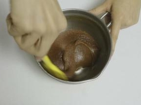 盖上保鲜膜，放入冰箱冷藏一小时左右，最后质地会变浓稠