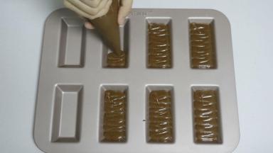 然后先挤一半量到模具中