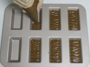 然后先挤一半量到模具中