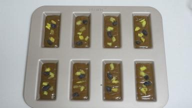 均匀的摆上果干，注意不要把果干压到模具底部