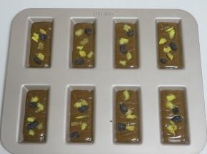 均匀的摆上果干，注意不要把果干压到模具底部