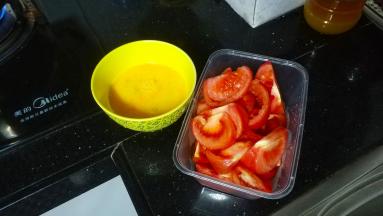 鸡蛋打敢、番茄先用热水烫一烫撕皮，切块备用