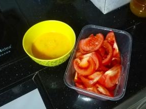 鸡蛋打敢、番茄先用热水烫一烫撕皮，切块备用