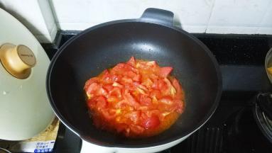 锅里放油，放入番茄炒均匀，放入糖调味