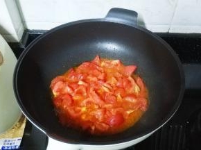 锅里放油，放入番茄炒均匀，放入糖调味