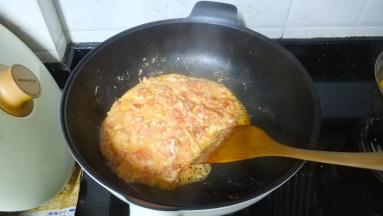 翻炒至熟透，番茄出水，打入蛋后越炒水份越收干