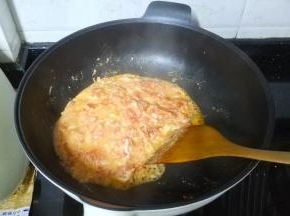 翻炒至熟透，番茄出水，打入蛋后越炒水份越收干