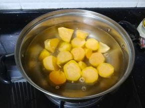 锅里放入足量水，水开后放入番薯、姜片