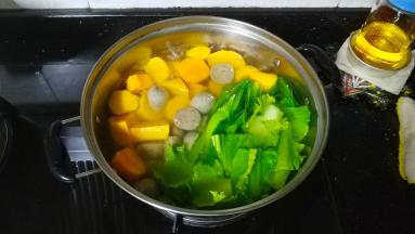滴少许油，放入芥菜、牛丸继续煮八分钟